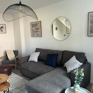 Charming Home, Walking Distance To Bay And Centre With Parking Apartment