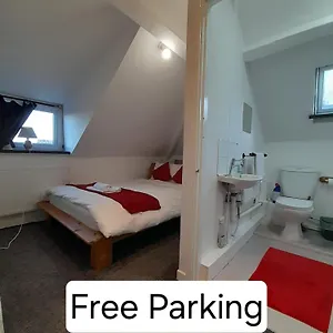 Entire Victoria Park With Free Street Parking Bus 17 And 18 Direct To Centre, Fast Free Wi-fi Apartment