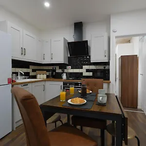Stylish In Centre - Walk Everywhere Apartment